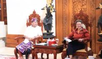Foto: Gubernur Bali Wayan Koster bersama Konsul Jenderal Australia untuk Bali Jo Stevens, di Jayasabha, Denpasar, Kamis (8/5/25). Sumber: Pemprov Bali.