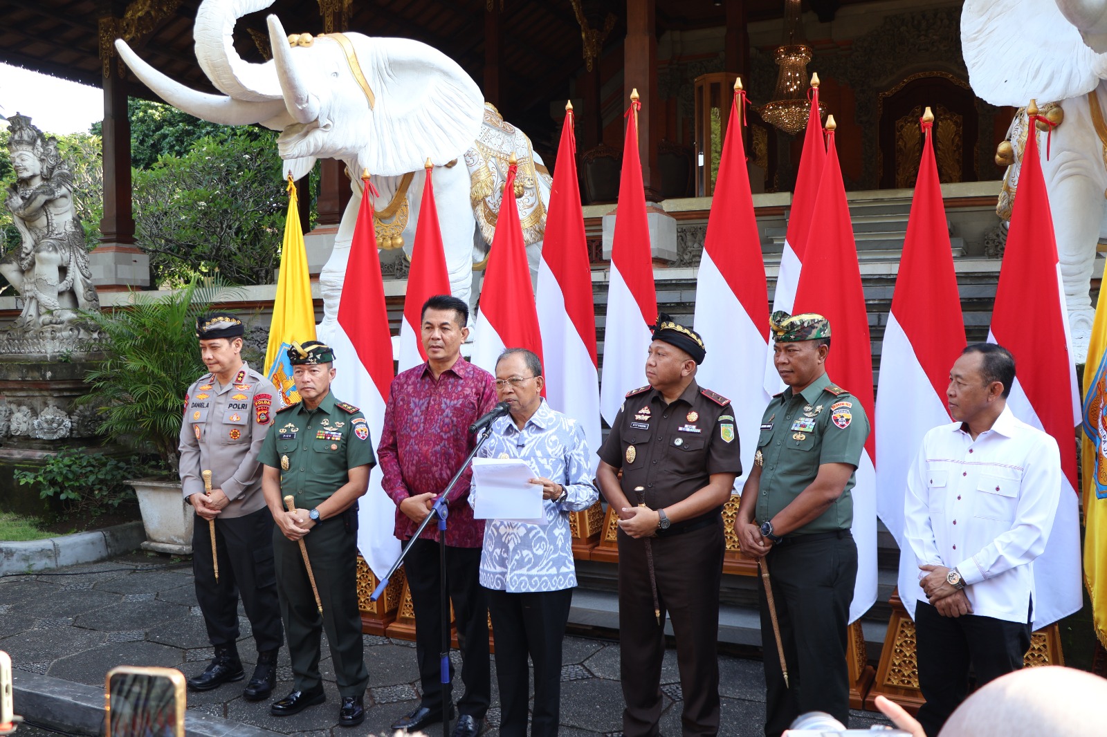 Foto: Gubernur Bali Wayan Koster bersama Kapolda Bali, Pangdam IXUdayana, Kepala Kejaksaan Tinggi Denpasar saat konferensi pers terkait keberadaan Ormas di Bali. Sumber: Ist.
