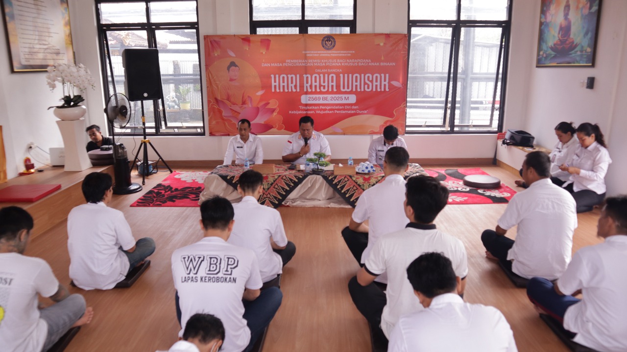 Foto: Suasana Waisak di Vihara Meta Arama, Lapas Kelas IIA Kerobokan, Senin (12/5)