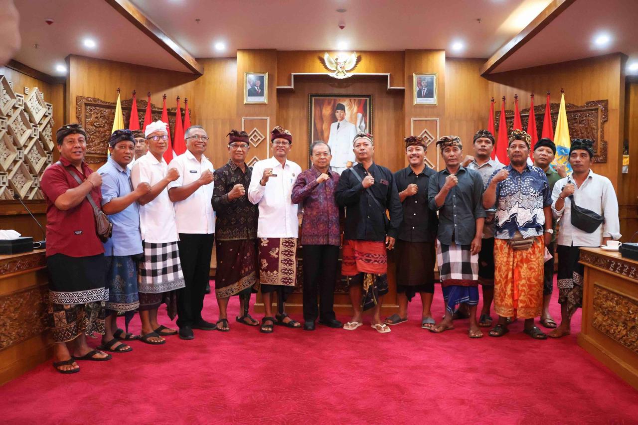 Foto: Gubernur Koster bersama Tokoh Masyarakat Pulau Serangan di Gedung Kerthasaba, Jayasabha, pada Rabu (4/6)
