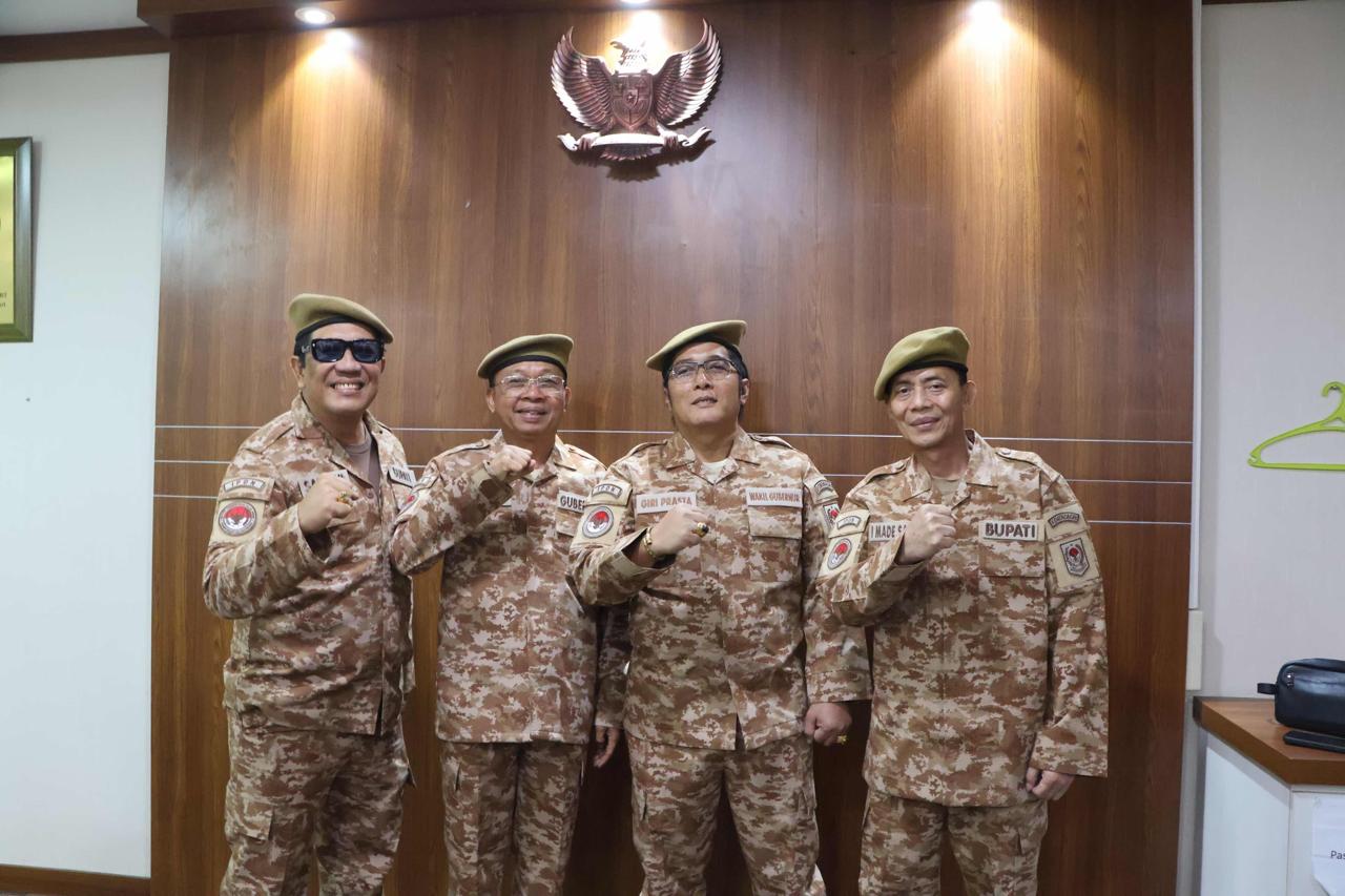 Foto: Gubernur Bali Wayan bersama Wakil Gubernur Bali I Nyoman Giri Prasta serta beberapa kepala daerah saat mengikuti retret gelombang II di Jawa Barat. Sumber: Ist.