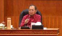 Foto: Gubernur Bali Wayan Koster saat memimpin rapat pembentukan BUMD dan Perusahaan Perseroan Daerah mengenai Pangan, Air, Energi dan Transportasi. Sumber: Ist