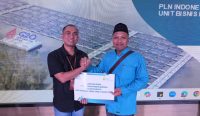 Senior Manager PLN Indonesia Power UBP Bali secara Simbolis menyerahkan Bantuan Hewan Qurban untuk Musholla Al Ikhlas Banjar Ambengan, Rabu 28 Mei 2025.
