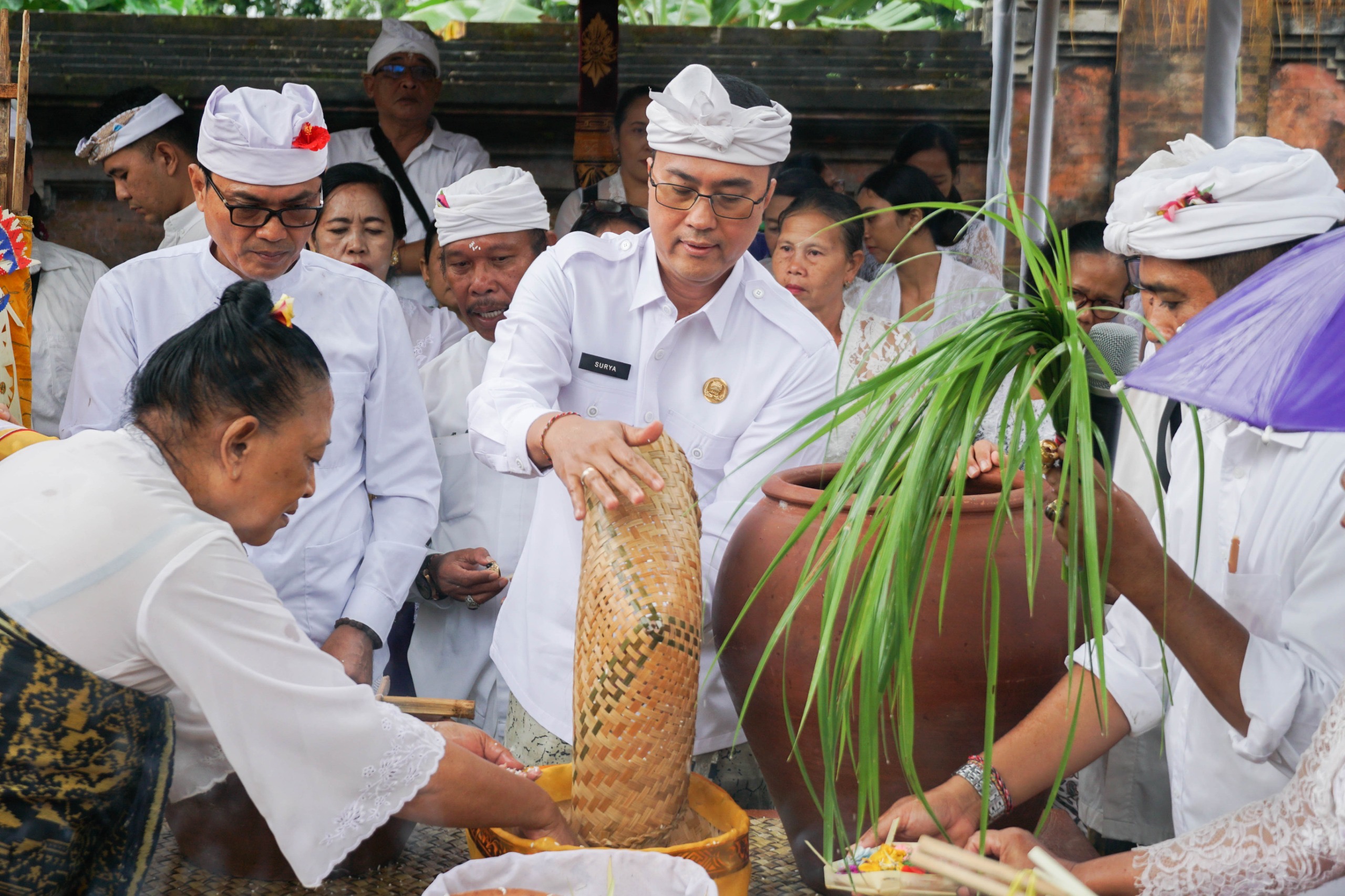 Sekda Surya Suamba saat prosesi upacara Negtegan dan Ngingsah di Pura Lingga Bhuwana Rabu (25/6).