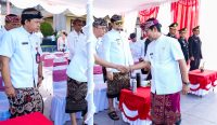Bupati Badung I Wayan Adi Arnawa sebagai Inspektur Upacara saat apel peringatan Hari Lahir Pancasila di Lapangan Puspem Badung, Senin (2/6).