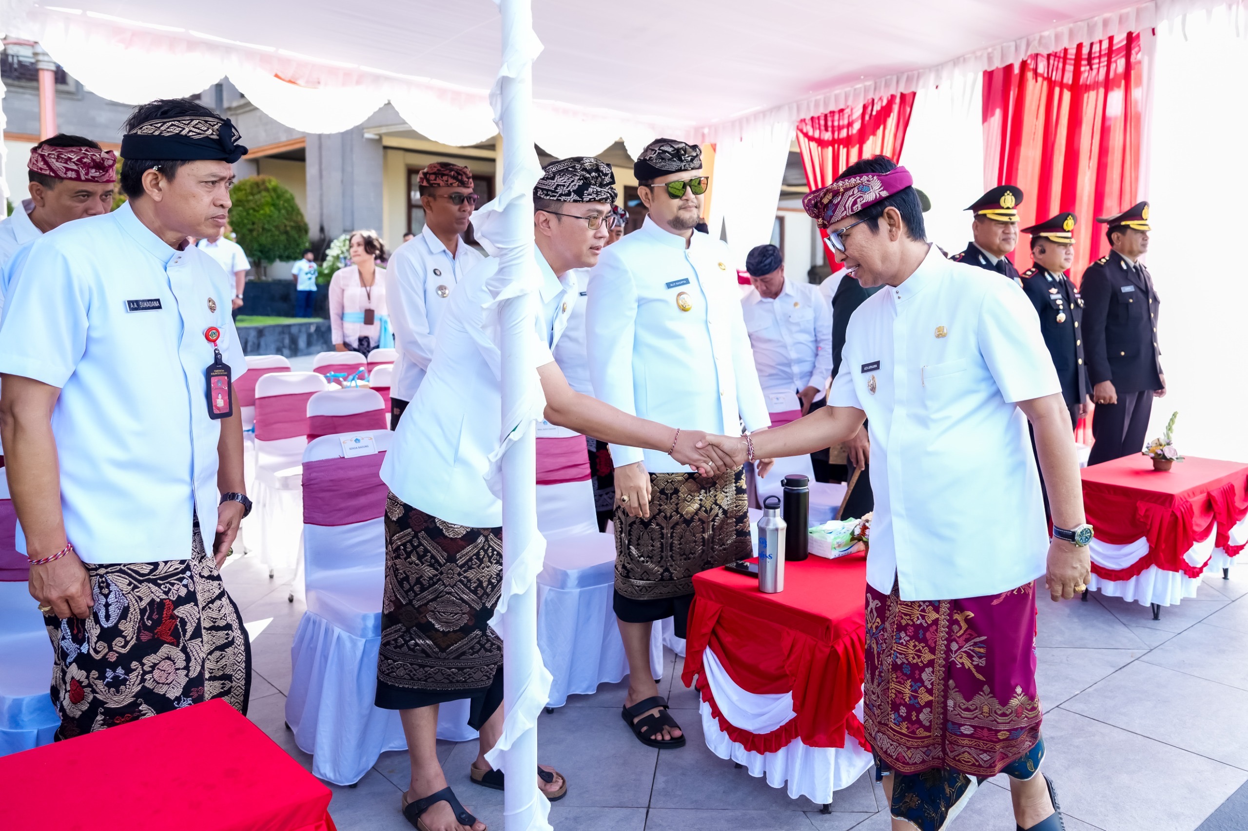 Bupati Badung I Wayan Adi Arnawa sebagai Inspektur Upacara saat apel peringatan Hari Lahir Pancasila di Lapangan Puspem Badung, Senin (2/6).