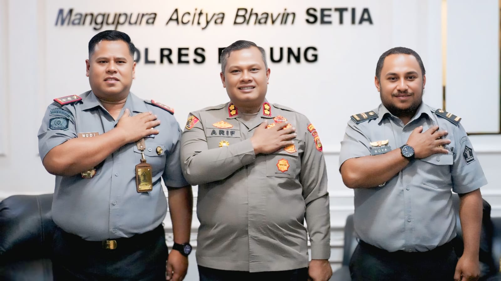 Kapolres Badung AKBP M. Arif Batubara (kedua dari kiri) menerima audiensi Kalapas Kelas IIA Kerobokan Hudi Ismono (kedua dari kanan) bersama jajaran Lapas dan Lapas Perempuan Kerobokan, di Mapolres Badung, Senin (16/6/2025). Pertemuan membahas integrasi sistem pengawasan berbasis teknologi barcode untuk penguatan keamanan lintas sektor.