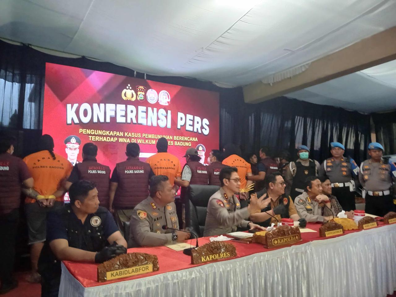 Foto: Kapolda Bali dan jajarannya saat siaran pers terkait pengungkapan pelaku penembakan dua WN Australia di Mengwi, Badung. Sumber: Yulius N/wacanabali.com