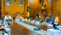 Bupati Wayan Adi Arnawa menjalin komunikasi diplomatik melalui pertemuan virtual bersama Pemerintah Kota Fujisawa, Jepang di Ruang Rapat Bupati Badung, Kamis (12/6).