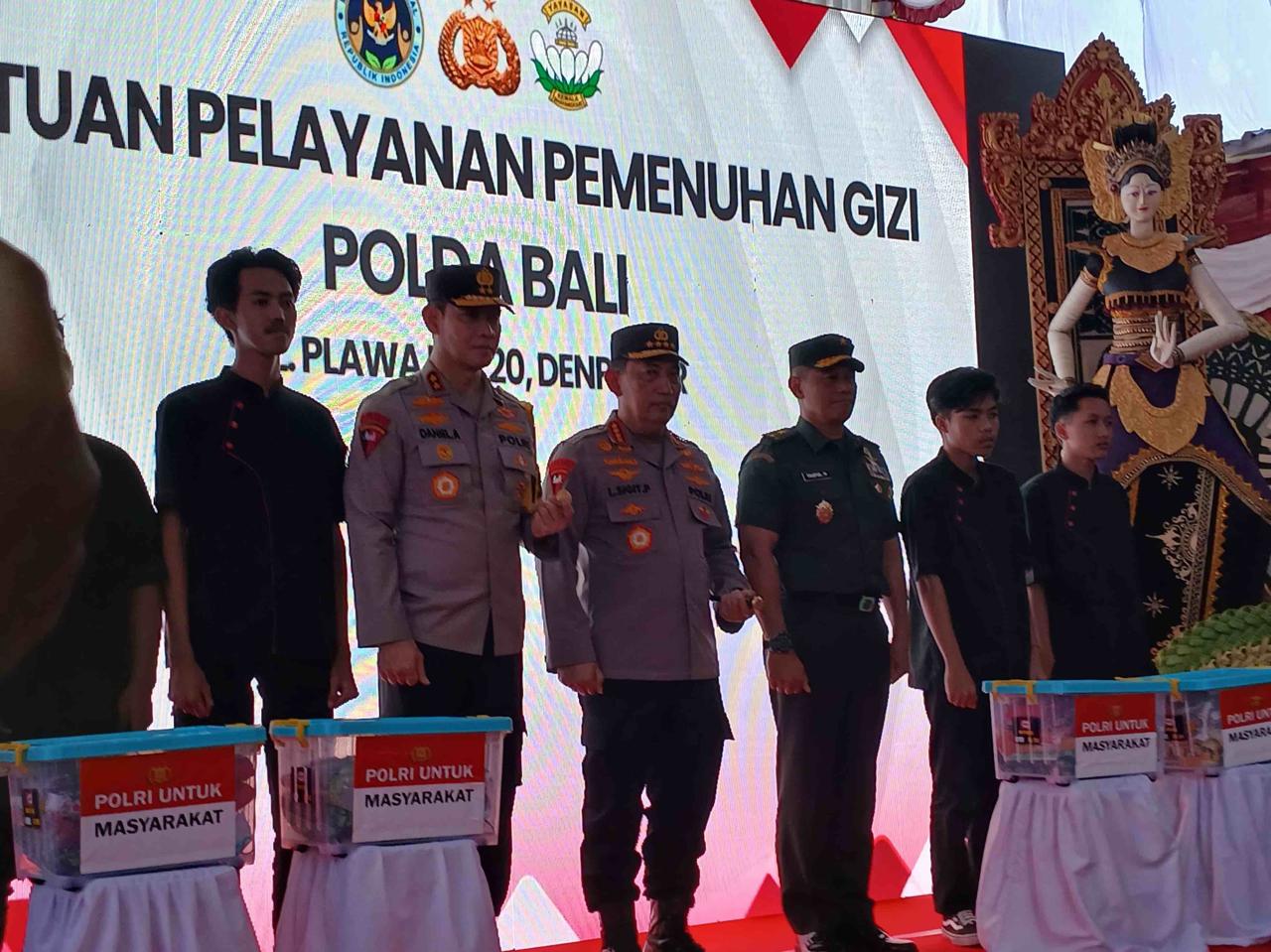 Foto: Kapolri Jenderal Listyo Sigit didampingi Kapolda Bali saat meninjau Satuan Pelayanan Pemenuhan Gizi. Sumber: Yulius N/wacanabali.com