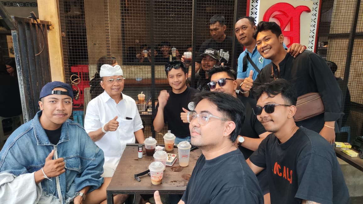 Gubernur Koster saat berdiskusi bersama anak muda Bali, bertempat di Kopi Jenar, Sabtu (07/06/2025). Foto: dok/pribadi