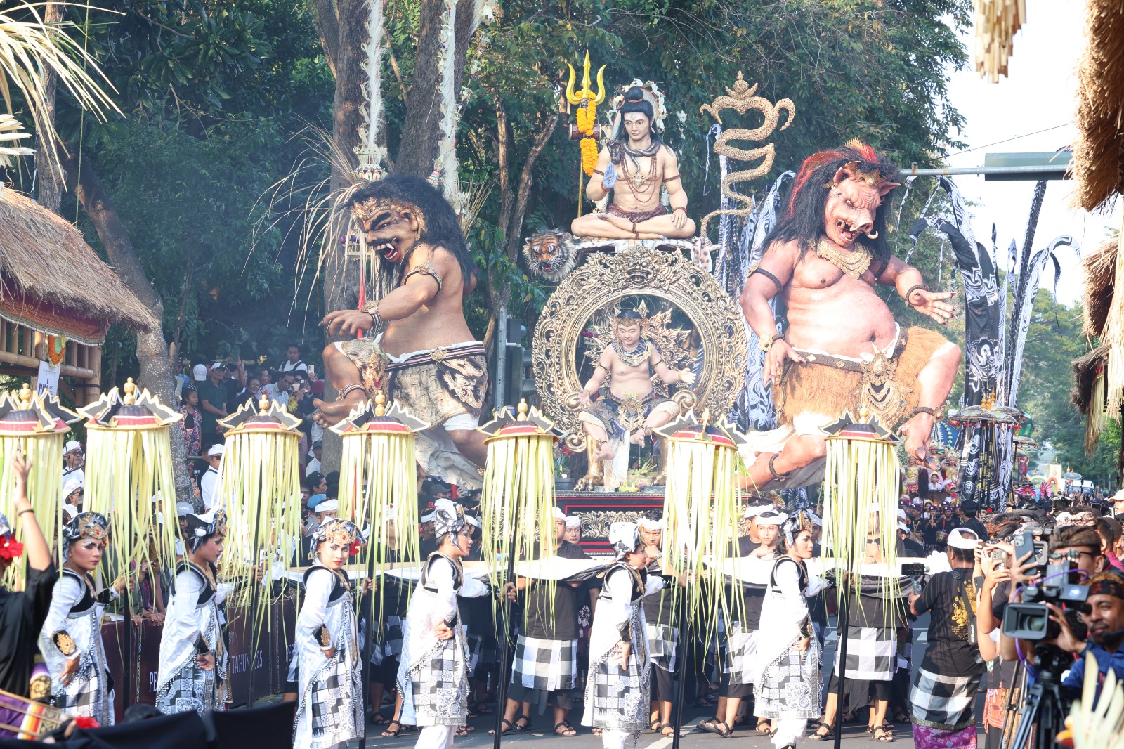 Duta Kota Denpasar menampilkan pertunjukan Ngerebong di Pesta Kesenian Bali (PKB) XLVII Tahun 2025, bertempat di Monumen Perjuangan Rakyat Bali Bajra Sandi, Denpasar, Sabtu (21/6/2025). Foto: dok/Pemkot Denpasar