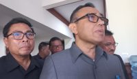 Foto: Wali Kota Denpasar I Gusti Ngurah Jaya Negara (kanan) bersama Wakil Wali Kota Denpasar I Kadek Agus Arya Wibawa (kiri) saat diwawancarai awak media, Senin (16/6/25). Sumber: Komang Ari/Wacana Bali.