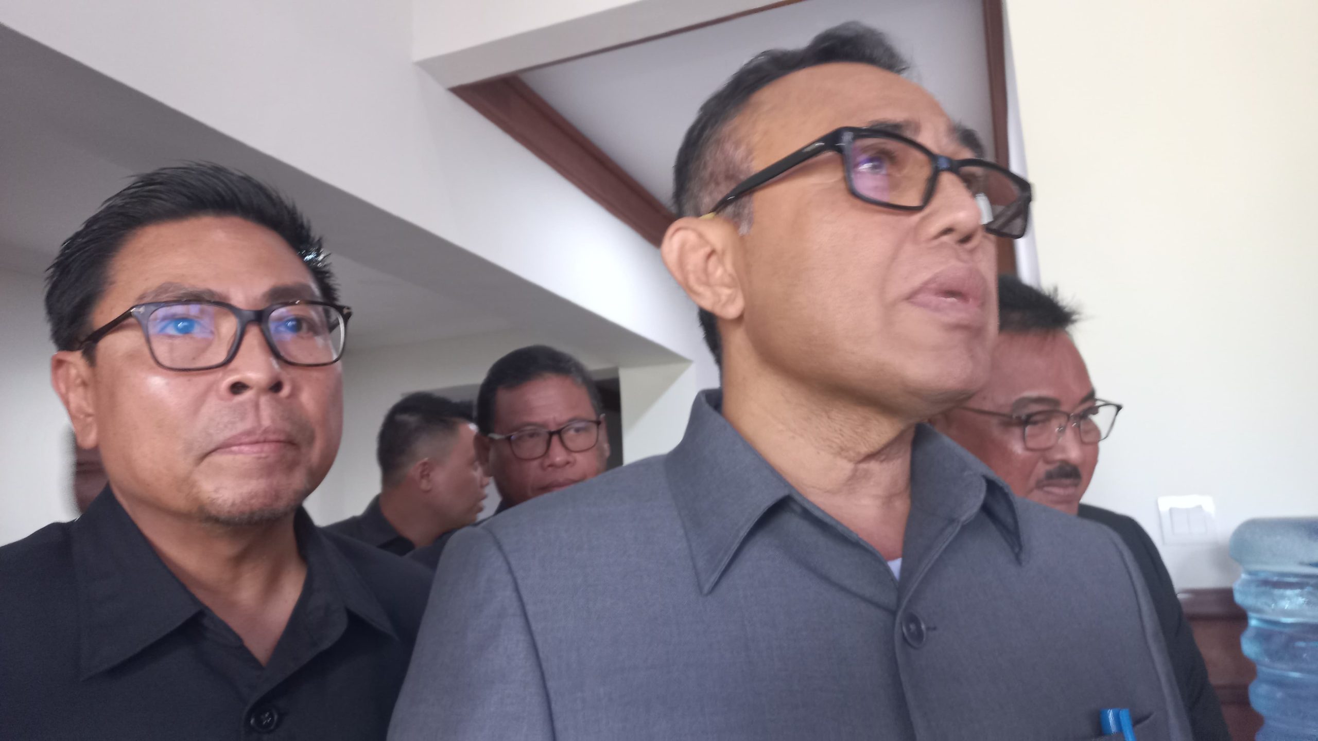 Foto: Wali Kota Denpasar I Gusti Ngurah Jaya Negara (kanan) bersama Wakil Wali Kota Denpasar I Kadek Agus Arya Wibawa (kiri) saat diwawancarai awak media, Senin (16/6/25). Sumber: Komang Ari/Wacana Bali.