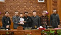 Wali Kota Denpasar I Gusti Ngurah Jaya Negara bersama Wakil Wali Kota I Kadek Agus Arya Wibawa, saat menghadiri Sidang Paripurna yang dipimpin Ketua DPRD Kota Denpasar I Gusti Ngurah Gede, di Gedung DPRD Kota Denpasar, Rabu (11/6/25).