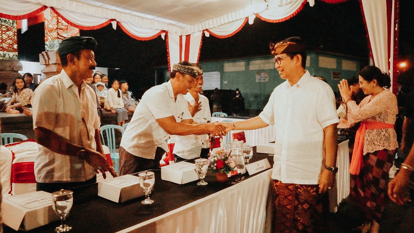 Bupati Adi Arnawa didampingi Ny. Rasniathi Adi Arnawa saat menyaksikan langsung penampilan Duta GKD Badung Sekaa Gong Wira Agra Kusuma, Desa Blahkiuh, Kecamatan Abiansemal di Balai Subak Blahkiuh, Kamis (19/6).