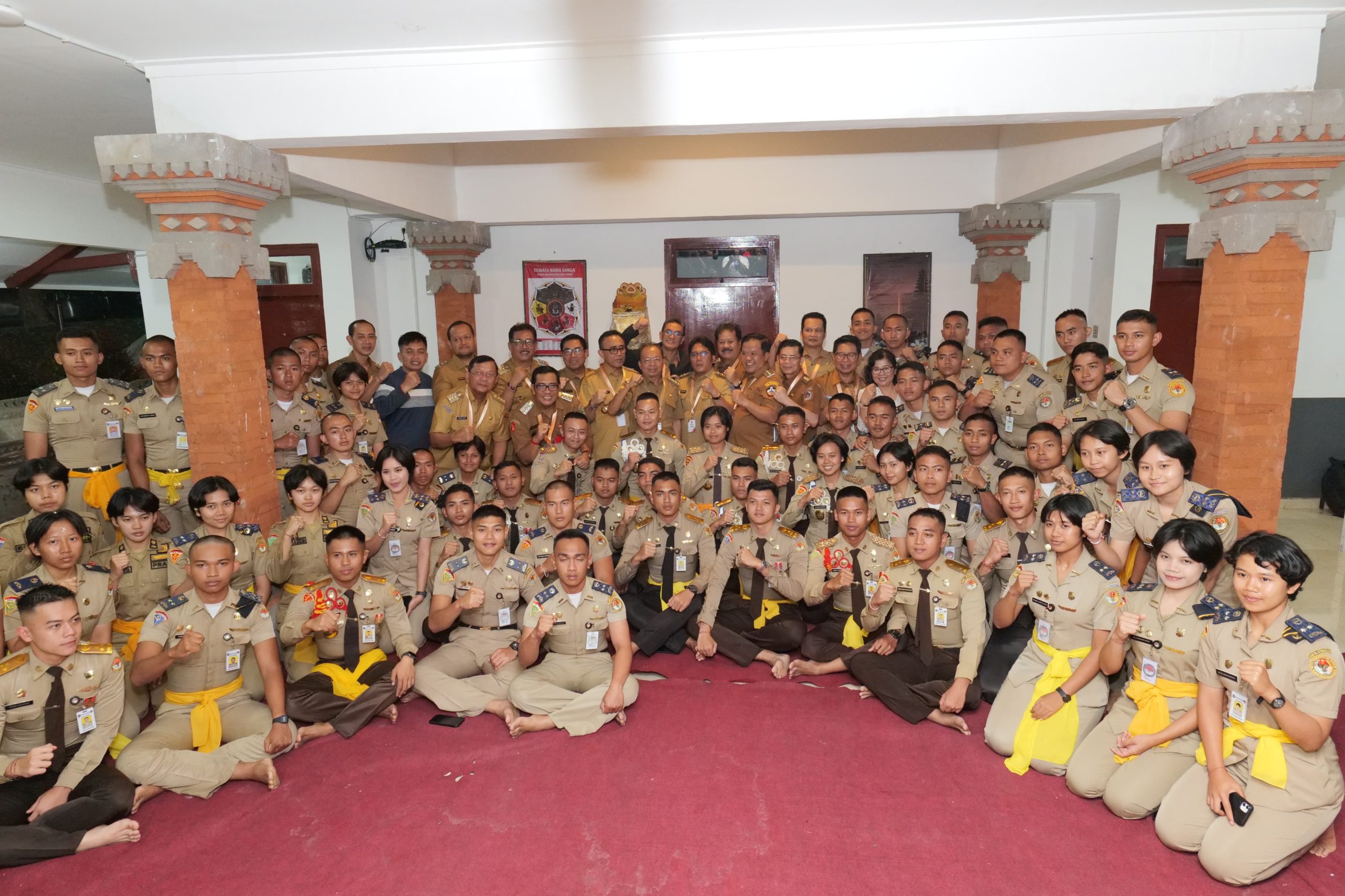 Bupati Wayan Adi Arnawa bersama Wabup Bagus Alit Sucipta mengunjungi para Praja IPDN asal Bali dan juga putra daerah dari Kabupaten Badung, di sela-sela kegiatan retreat Kepala Daerah Gelombang II yang digelar di Kampus IPDN Jatinangor.