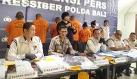 Foto: Konferensi pers pengungkapan kasus tindak pidana penjualan data pribadi di Denpasar. Sumber: Ist.