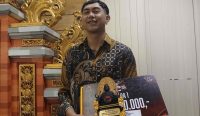 Foto: Kadek Suda, pemenang lomba mixology arak Bali Bulan Bung Karno VII yang diselenggarakan oleh DPD PDI-Perjuangan. Sumber: Yulius N/wacanabali.com