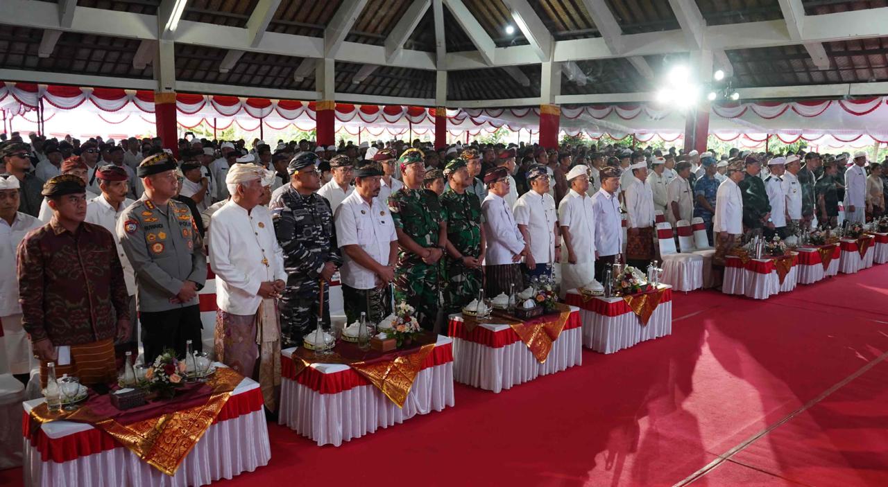 Konsolidasi percepatan Gerakan Bali Bersih Sampah di Pura Samuan Tiga, Bedulu Blahbatuh, Gianyar, Jumat (11/7). Foto: tim/wacanabali.com