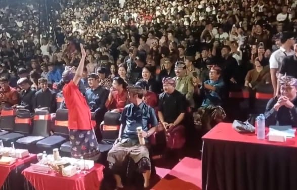 Gubernur Bali Wayan Koster disambut sorak sorai dan lambaian hangat anak-anak muda Bali saat menghadiri lomba Barong Ket dalam rangkaian Pesta Kesenian Bali (PKB) ke-47 di Panggung Terbuka Ardha Candra, Kamis malam (3/7)