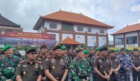 Foto: Pangdam IX/Udayana, Kajati Bali, Kajati NTB, dan Kajati NTT usai gelar pasukan di Kantor Kejaksaan Tinggi Bali. Sumber: Yulius N/wacanabali.com