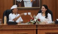Foto: Gubernur Bali, Wayan Koster, bersama Gubernur Maluku Utara, Sherly Tjoanda, bersulang kopi arak khas Bali di Denpasar, Sabtu (13/7).