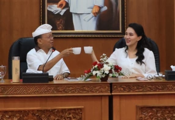 Foto: Gubernur Bali, Wayan Koster, bersama Gubernur Maluku Utara, Sherly Tjoanda, bersulang kopi arak khas Bali di Denpasar, Sabtu (13/7).