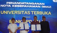 Foto: Direktur Bisnis Bank BPD Bali, I Nyoman Sumanaya (kedua dari kanan) dan pimpinan Universitas Terbuka Denpasar menunjukkan dokumen nota kesepahaman usai penandatanganan kerja sama antara Bank BPD Bali dengan UT Denpasar, Rabu (2/7/2025). Sumber: dok