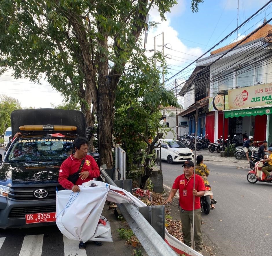 Foto: Satuan Polisi Pamong Praja (Satpol PP) Kota Denpasar saat menggelar penertiban dengan menyasar wilayah di sepanjang Jalan Teuku Umar, Jalan Imam Bonjol, Jalan Pesanggaran, Jalan Raya Sesetan Kota Denpasar pada Rabu (2/7/25). Sumber: Istimewa.