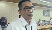 Foto: Kepala BPS Provinsi Bali Agus Gede Hendrayana Hermawan saat diwawancarai awak media di kantornya. Sumber: Komang Ari/Wacana Bali.