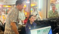 Kepala DPMPTSP Badung, I Made Agus Aryawan saat menerima kunjungan kerja Gubernur Maluku Utara, Sherly Tjoanda, bersama rombongan, di Kantor DPMPTSP, Jumat (11/7).