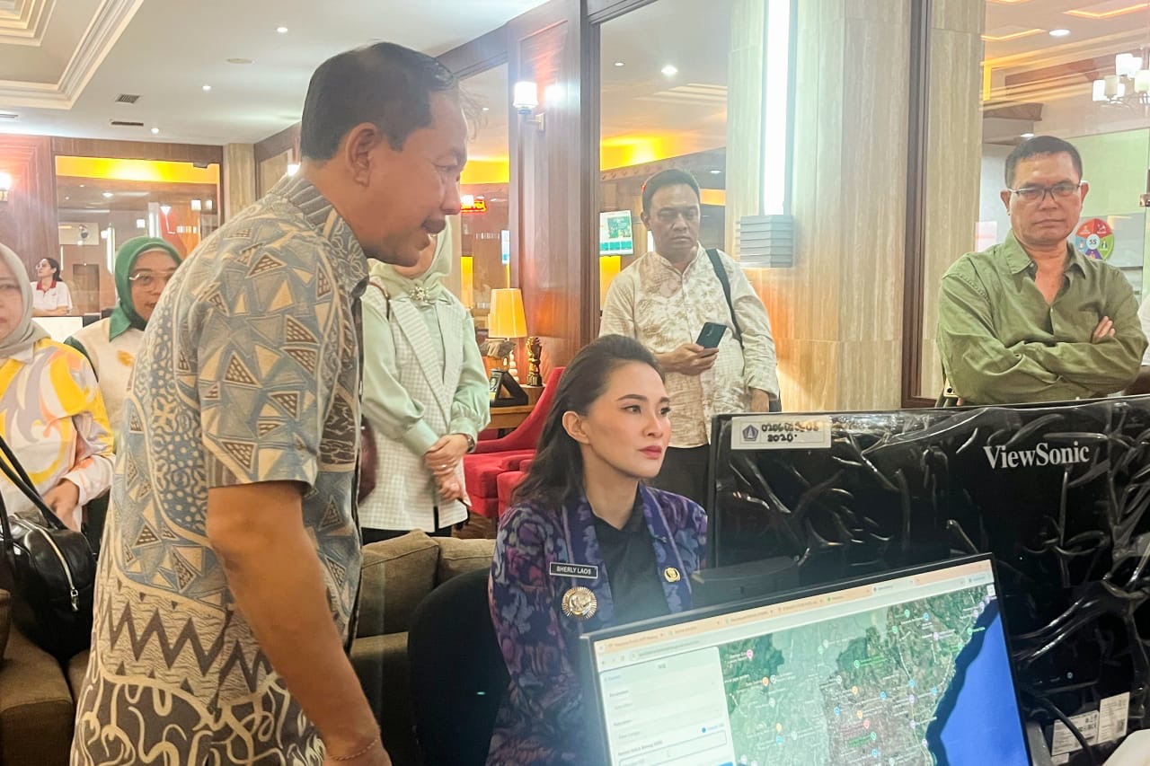 Kepala DPMPTSP Badung, I Made Agus Aryawan saat menerima kunjungan kerja Gubernur Maluku Utara, Sherly Tjoanda, bersama rombongan, di Kantor DPMPTSP, Jumat (11/7).