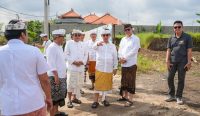 Bupati Badung Wayan Adi Arnawa saat inspeksi beberapa titik kegiatan Infrastruktur yang berada di wilayah Desa Cemagi, Sabtu (12/7).