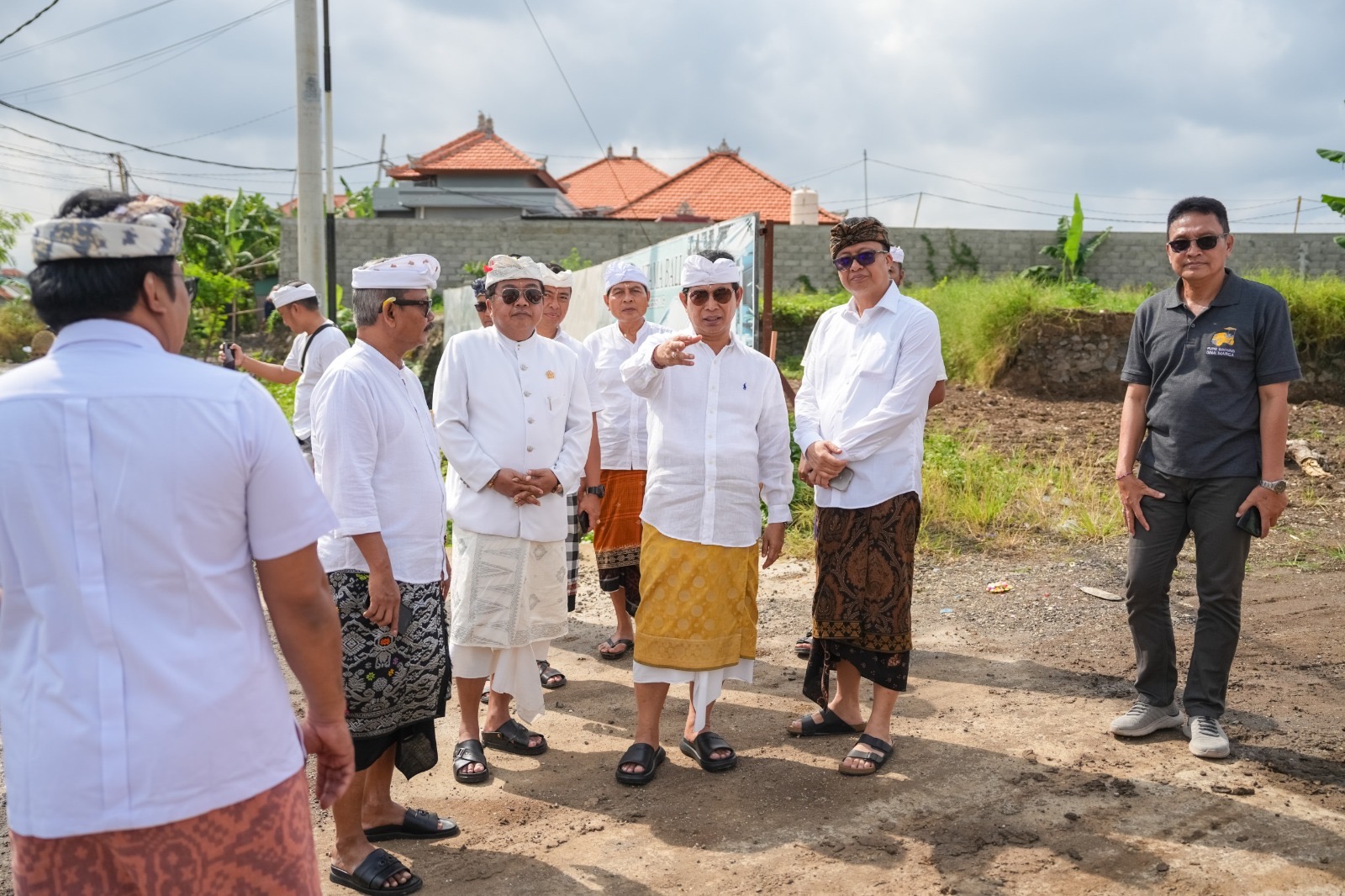 Bupati Badung Wayan Adi Arnawa saat inspeksi beberapa titik kegiatan Infrastruktur yang berada di wilayah Desa Cemagi, Sabtu (12/7).