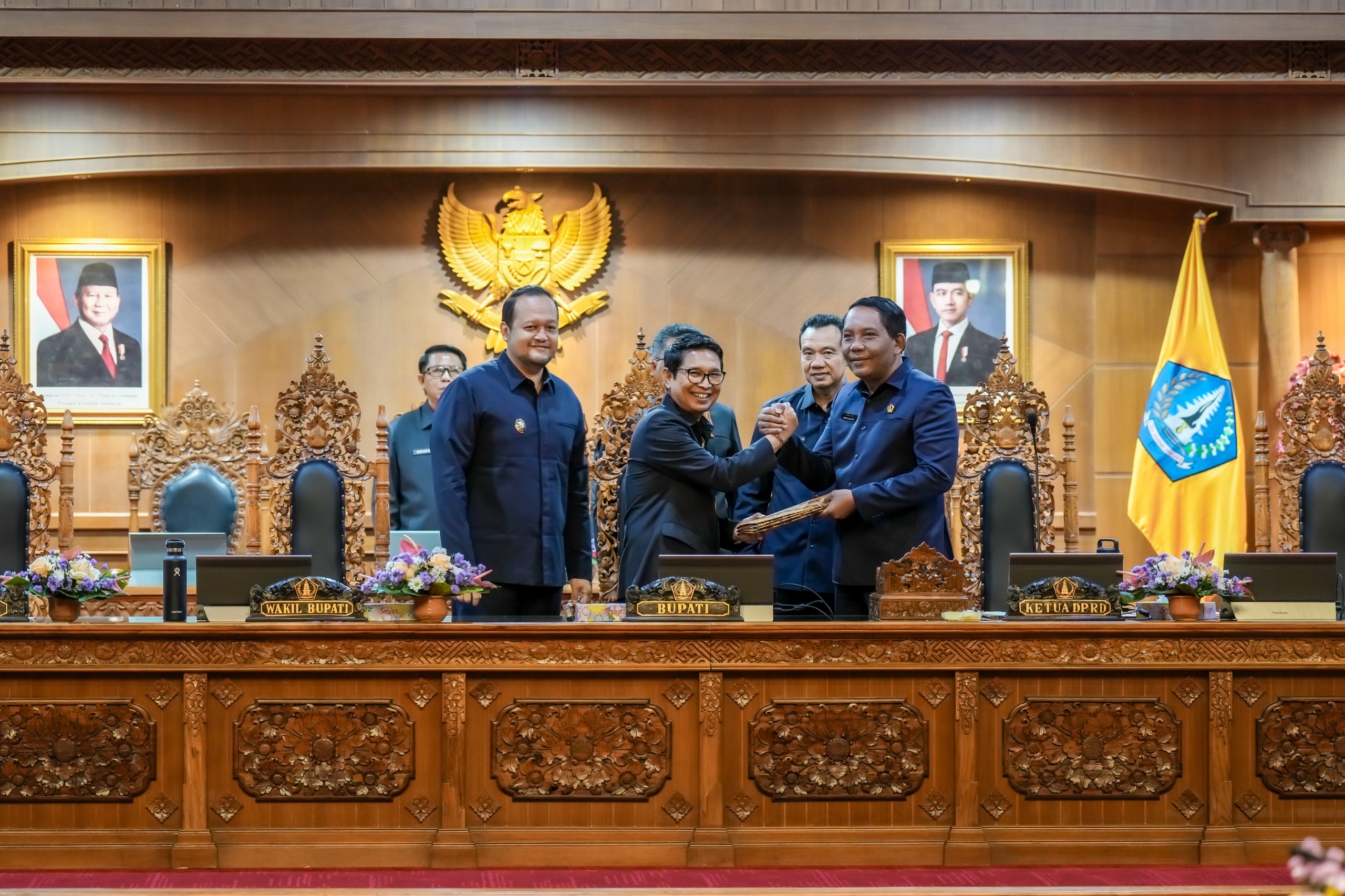 Bupati Badung Wayan Adi Arnawa saat menyampaikan penjelasan terhadap tiga dokumen pada Rapat Paripurna DPRD Badung, di Ruang Utama Gosana, Kantor DPRD Badung, Selasa (22/7).