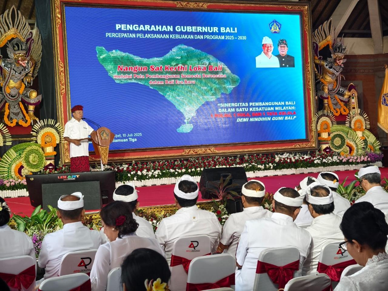 Gubernur Bali Wayan Koster memberikan pengarahan kepada para pejabat di lingkungan Pemprov Bali, Kamis (10/7/2025). Foto: dok/Pemprov Bali