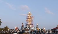 Foto: Proses pengecatan Patung Titi Banda. Sumber: Komang Ari/Wacana Bali.