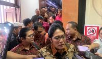 Foto: Wakil Gubernur Bali I Nyoman Giri Prasta saat diwawancarai awak media di Denpasar, Selasa (22/7/25). Sumber: Komang Ari/Wacana Bali.