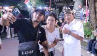 Gubernur Bali, Wayan Koster, berfoto bersama pengunjung saat menghadiri Parade Gong Kebyar Anak-anak pada Pesta Kesenian Bali (PKB) ke-47 di Panggung Terbuka Ardha Candra, Taman Budaya Denpasar, Selasa malam (1/7).