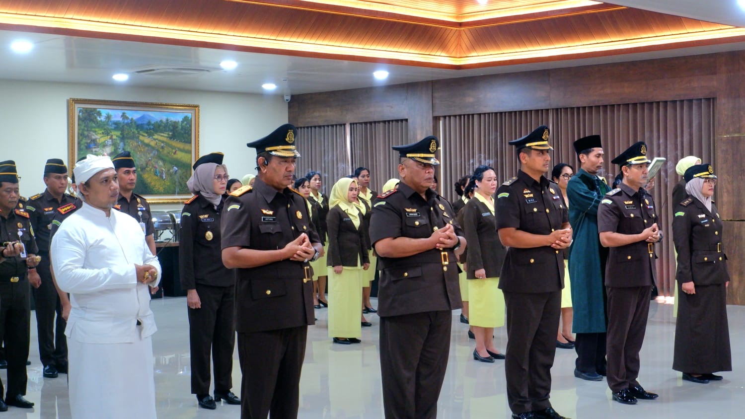 Foto: Kajati Bali lantik Wakajati dan Kajari baru Klungkung. Sumber: dok/Kejati Bali.