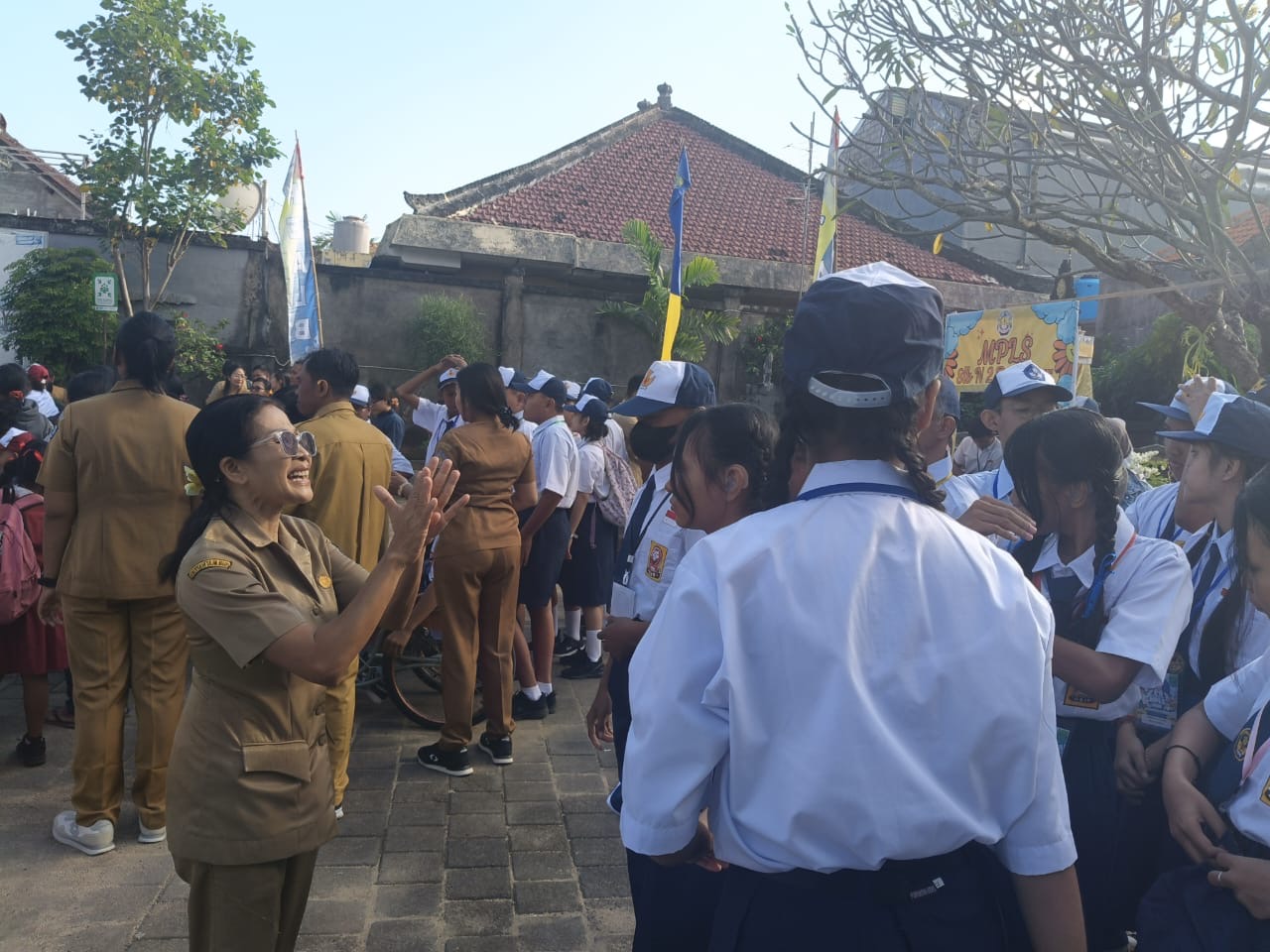 Foto: Pelaksanaan MPLS hari pertama di SLB 2 Denpasar, Senin (21/7/25). Sumber: Komang Ari/Wacana Bali.