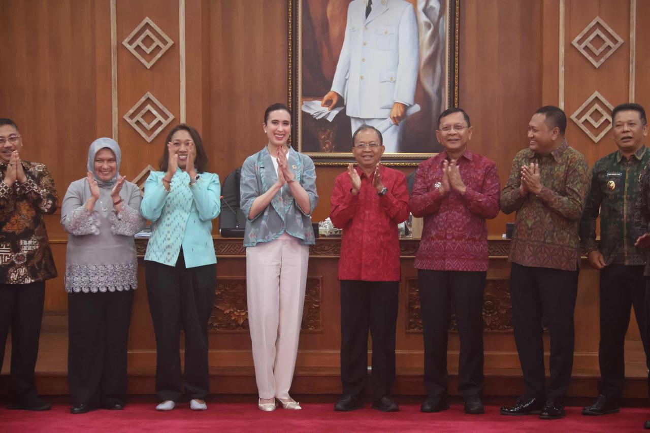 Foto: pertemuan Gubernur Bali Wayan Koster bersama Menteri Pariwisata RI, Widiyanti Putri Wardhana beserta jajaran membahas masa depan pariwisata Bali. Sumber: Ist.