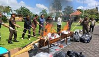 Foto: Pemusnahan Barang bukti perkara tindak pidana umum di Kejari Badung. Sumber: Yulius N/wacanabali.com