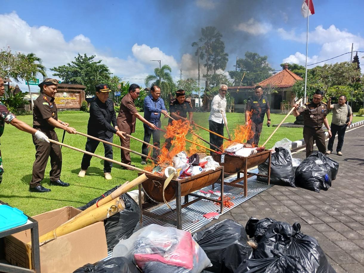 Foto: Pemusnahan Barang bukti perkara tindak pidana umum di Kejari Badung. Sumber: Yulius N/wacanabali.com