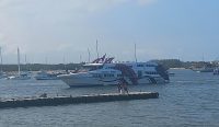 Foto: Kapal cepat rute Banyuwangi-Denpasar saat tiba di Pelabuhan Serangan, Rabu (23/7/25). Sumber: Komang Ari/Wacana Bali.