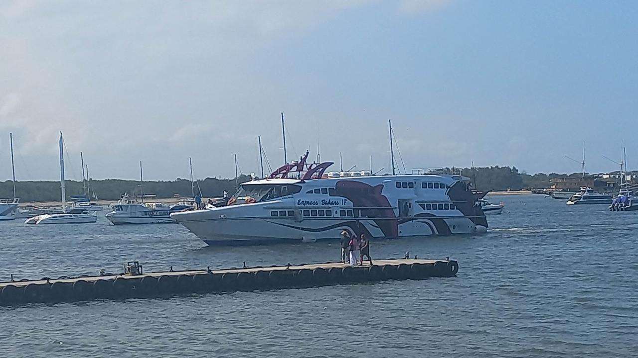 Foto: Kapal cepat rute Banyuwangi-Denpasar saat tiba di Pelabuhan Serangan, Rabu (23/7/25). Sumber: Komang Ari/Wacana Bali.