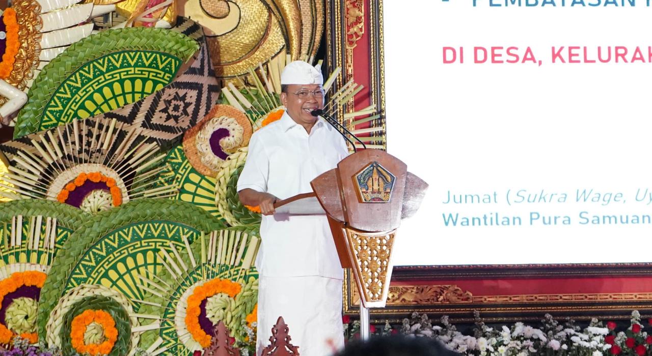 Foto: Gubernur Koster saat menyampaikan arahan kepada kepala desa, lurah, dan bendesa adat se-Bali dalam Konsolidasi Gerakan Bali Bersih Sampah di Wantilan Pura Samuan Tiga, Gianyar, Jumat (11/7/2025)
