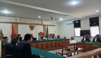 Foto: sidang perkara pemalsuan silsilah yang dituduhkan kepada Jero Kepisah dengan agenda tanggapan JPU (replik). Sumber: Yulius N/wacanabali.com