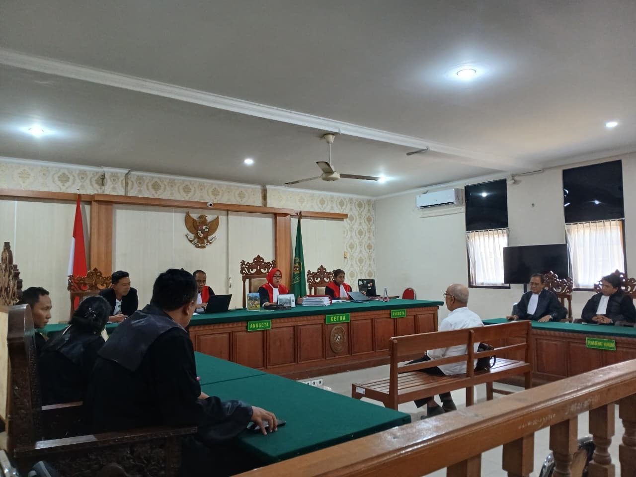 Foto: sidang perkara pemalsuan silsilah yang dituduhkan kepada Jero Kepisah dengan agenda tanggapan JPU (replik). Sumber: Yulius N/wacanabali.com